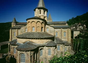 Church of St. Foy från öster, påbörjad c.1050 av abbot Odolric