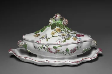 Täckt såsterrin med fäst stativ, tillverkare Veuve Perrin Factory, c.1765