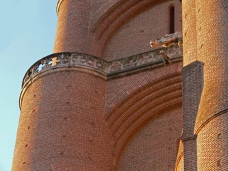 Visar detalj av murverket västtornet