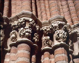 Detalj av de snidade huvudstäderna på södra verandan