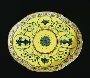 Fat med gul bakgrund, Sevres Workshop (porslin)