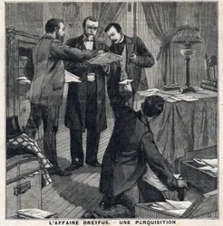 Fallet Dreyfus: Tre civilklädda tjänstemän och en poliskommissarie genomför en husrannsakan i Georges Picquarts hem (1854-1914). I "" Le Peute Parisien"" den 5/12/1897. Privat samling