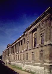 Östfasad, huvudentré och pelargång designad av Claude Perrault (1613-88) och andra, påbörjad 1678, färdigställd av Jacques Germain Soufflot (1713-80) 1774