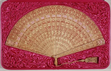 Fläkt gavs av Maximilian (1832-1867) av Habsbourg-Lorraine, kejsare av Mexiko, till hans fru Charlotte (1840-1927) av Belgien (guld filigran)