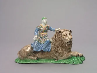 Figur sittande på ett lejon, ca 1750 (mjukt klistrat porslin med emaljdekor)