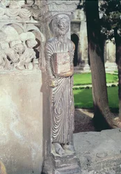 Figur av Gamaliel på en pelare i klostret