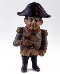 Statyett som användes som spargris med en bild av Napoleon I. Statyett från andra hälften av 1800-talet. Samling till soldater från förr.