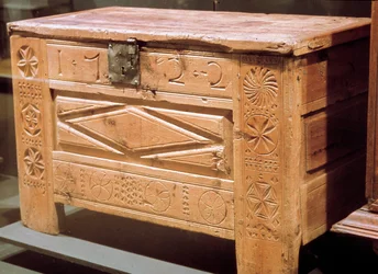 Möbler: snidad bondkista som används för att förvara linne. 1722. Musee National des Arts et Traditions Populaire, Paris