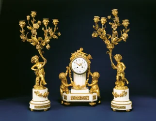 Garniture säljs av Black, Starr och Frost bestående av en mantelklocka och ett par fyra ljusa kandelabrar, ca 1875-1900