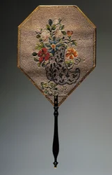 Handfläkt, satängklädd kort med pärlbroderat blommotiv, trähandtag, längd 41,9 cm