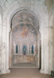 Interiörvy av absiden med en fresk föreställande Kristus som ger lagen till St. Peter i närvaro av helgon och apostlar