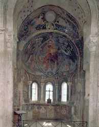 Interiörvy av absiden med en fresk föreställande Kristus som ger lagen till St. Peter i närvaro av helgon och apostlar