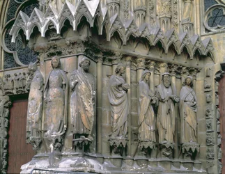 Jambfigurer från vänster sida av centralportalen, västfasad, 1200-1300-tal