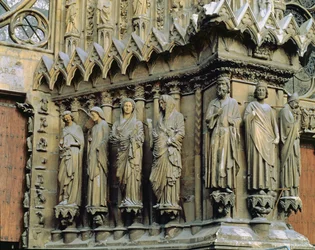Karmfigurer från höger sida av centralportalen, västfasad, c.1240