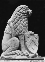Lejon som håller i Robert Jolivets blazon, trettionde abbot i Mont Saint-Michel Abbey, original från 1200-talet (gipsavgjutna)