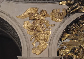 Louis XIV stil ängel, från bågen till vänster om Högaltaret i kapellet (förgylld brons)