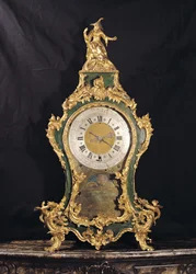 Ludvig XV stil klocka överträffad av en kines (ormolu)