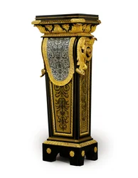 En av ett par Louis XV intarsia piedestaler, möjligen beställd av Claude-Francois Julliot, ca 1750-60 (ormolu monterad Boulle tenn, mässing inlagt horn & sköldpadda) (se även 469020)
