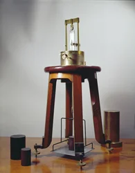 Piezoelektrisk kvartsapparat, designad av Pierre (1859-1906) och Jacques Curie, 1897