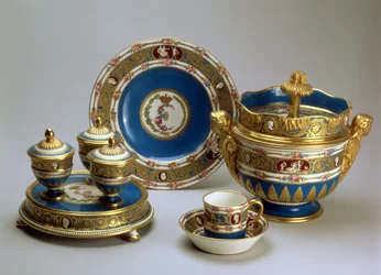 Plat de Menage, fat, kopp och fat och glasskål från Blue Cameo Service, Sevres, 1778-9 (mjukt porslin)