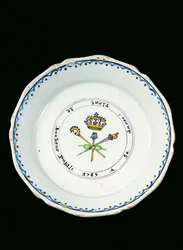 Tallrik dekorerad med de tre orden under den kungliga kronan, 1789 (keramik)