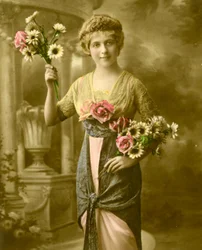 Porträtt av en kvinna som håller i ett knippe blommor ca 1898 (handtonat foto)