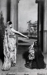 Vykort föreställande Sarah Bernhardt (1844-1923) i Phedre av Jean Racine (1639-99) sent 1800-tal