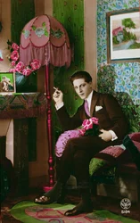 Vykort föreställande en elegant ung man, ca 1930 (färgat foto)