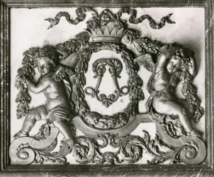Putti flankerar det initiala L på dörren till Salon des Gardes de la Reine (stuckaturarbete)