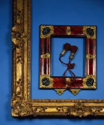 Regency omvänd profilram med ormolu och präglade silverfästen i hörnen och centrerar med de ursprungliga tofsarna (sköldpaddsskal)