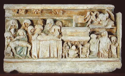 Relief som visar scener från Kristi lidande: Pieta, gravläggningen och de heliga kvinnorna vid graven