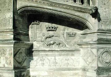 Relief från Grand Escalier föreställande Francois I:s (1494-1547) vapen med en salamander