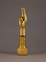Reliquiararm, ca 1050-1100 (trä och guldplåt)