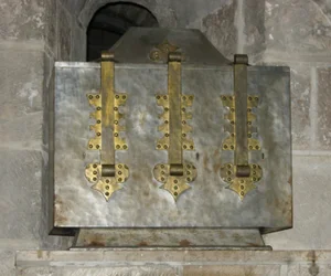 Relikvieskrin som innehåller relikerna från St. Benoit, placerad i kryptan 1108 (metall)
