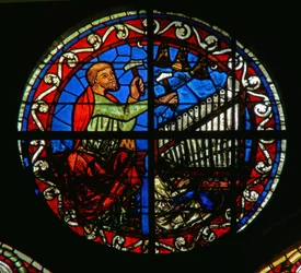 Rosettfönster föreställande en orgel och klockor