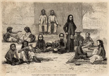 Saigon-barn tjänar sitt uppehälle genom att bära européernas inköp i stora korgar (som de som fungerar som en plats för de två barnen till vänster) eller genom att följa med dem på jakt eller fiske, deras lön spenderas på kortspel (liksom de två barn som s