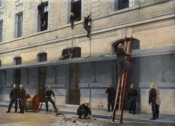 Sappeurs Pompiersde Paris. Stegen är bakom kulisserna. Att manövrera stegen bakom kulisserna är det enklaste. Väger 34 kilo, 0m45 bred, har, omplacerad, en höjd av 4 meter, den är i två plan, varvid den andras stolpar är inbäddade i en