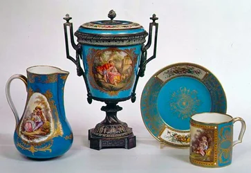 Sevres blå celeste kanna, mugg, urna och tallrik, allt tidigt 1700-tal (porslin)
