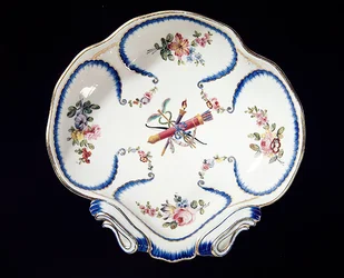 Sevres tallrik dekorerad med båge och pilar, 1762 (fajans)