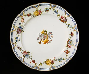 Sevres tallrik dekorerad med notblad, 1764 (fajans)
