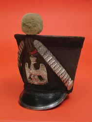 Shako från en lancer från det första franska imperiets armé, ca 1804-1815 (textil)