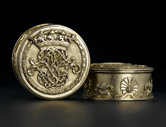 Silverförgylld liten cirkulär låda med lock från toaletttjänsten Lennoxlove, ägd av Frances Teresa Stewart, hertiginna av Richmond och Lennox: French, Paris, analyserad mellan september 1672 och oktober 1674