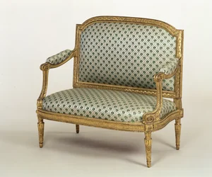 Liten Ludvig XVI-soffa, stämplad av J.P.Boulard, ca 1775 (snidat förgyllt trä med klädsel)