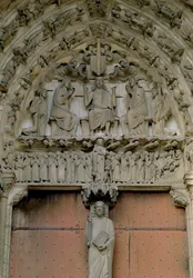 Södra portalens tympanon föreställande Kristus tronad med en Beau Christ-figur på trumeau nedan, 1100-talet