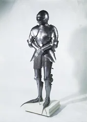 Rustning med snabelskor, omkring 1480