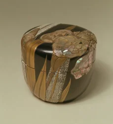 Teburk och lock med blommande växtdesign i guld `Takamaki-e (tenn och pärlemorinlägg på svartlackerad)