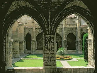 Klosterträdgården, sett från ett av gallerierna, 1272-1340
