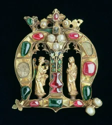Hyllejuvelen, i form av en krönt lombardisk initial M med bekännelsefigurer, sent 1300-tal (förgylld med rubiner, diamanter, smaragder och pärlor)
