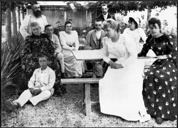 Familjerna Monet och Hoschede, ca 1880-talet (silvergelatintryck)