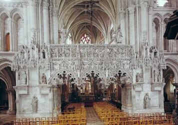 Mittskeppet och interiören av Eglise Sainte-Madeleine, visar skärmen dekorerad i flamboyant gotisk stil av Jean Gailde mellan 1508-17